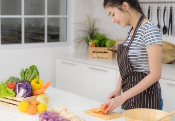 ilustrasi wanita memasak sayuran sehat